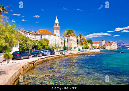 Kastel Stafilic landmarks et turquoise sur mer, région de la dalmatie Split, Croatie Banque D'Images