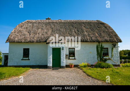 Maison typique avec toit de chaume à Kinvarra, comté de Galway, Irlande Banque D'Images