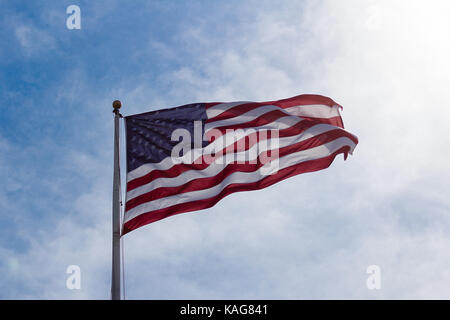Drapeau américain avec sun shining through sur jour de vent. Banque D'Images