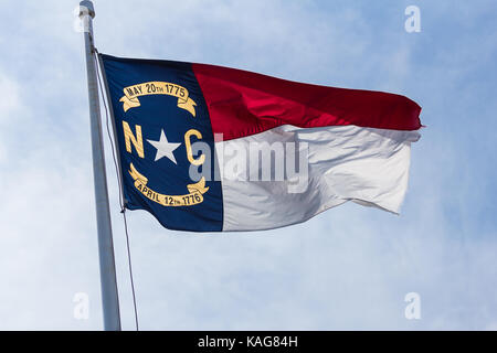 Drapeau d'État de Caroline du Nord dans le vent à fort macon. Banque D'Images