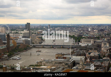 Une vue panoramique sur le centre de Londres à la recherche le long de la rivière Thames Banque D'Images