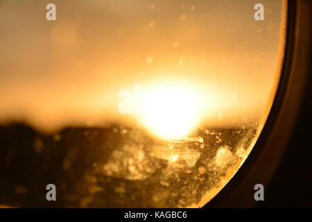 Un moody pensive Coucher du soleil en regardant par la fenêtre d'un train Banque D'Images