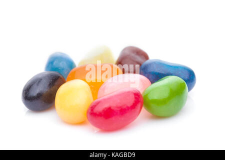 Jelly Beans sweet bonbons colorés sur fond blanc Banque D'Images