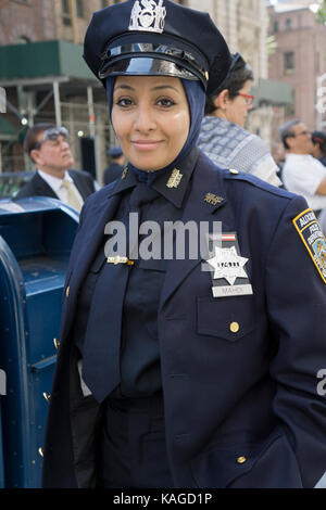 Une magnifique Politewoman auxiliaire yéménite lors de la Muslim Day Parade à Midtown Manhattan, New York City.2017, Banque D'Images