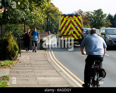 Une ambulance crossing Clopton Bridge, Stratford-upon-Avon, Royaume-Uni Banque D'Images