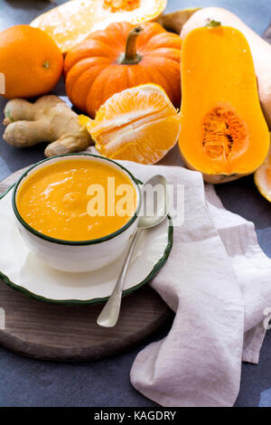 Crème de citrouille maison soupe de potiron gourde bouteille frais mûrs Banque D'Images