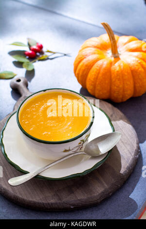 Crème de citrouille maison soupe de potiron gourde bouteille frais mûrs Banque D'Images