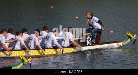 Dragon Boat Race sur Fühlinger See, Cologne Banque D'Images