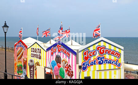 Stands de rafraîchissements couleur gaiement sur la promenade à la station de North Norfolk cromer, Norfolk, Angleterre, Royaume-Uni. Banque D'Images