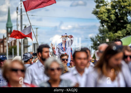 Szczecin, Pologne, le 6 août 2017 : les courses de grands voiliers 2017 crew parade à Szczecin. Banque D'Images