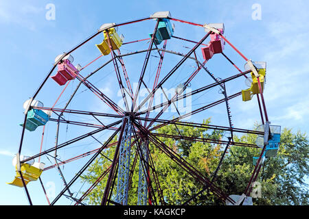 Une grande roue est assis à l'arrêt contre le ciel d'automne à Genève-on-the-Lake, Ohio, jusqu'à l'été prochain. Banque D'Images