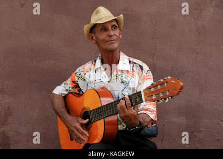 Un homme cubain joue sa guitare sur le côté d'une rue du centre-ville de Trinidad, Cuba. Banque D'Images