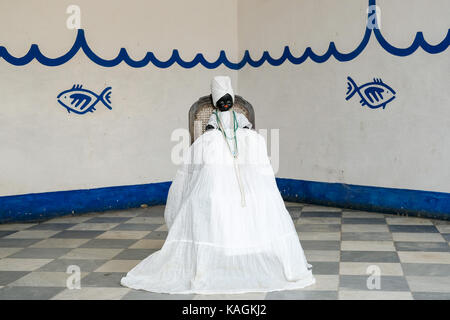 Une Santeria Doll se trouve dans une maison à Trinidad, Cuba. Santeria est une religion afro-américaine originaire d'Afrique de l'Ouest. Banque D'Images