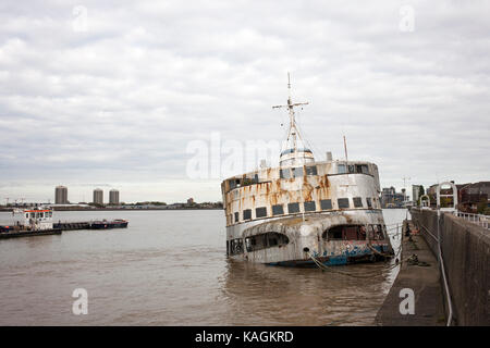 Ancien ferry mersey, royal iris, amarré près de la thames barrier pier à Woolwich a coulé Banque D'Images