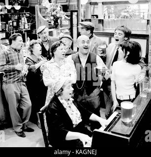 ©ALPHA PRESS 17/05/1966 WARREN MITCHEL DANS "JUSQU'À LA MORT US FAIRE PARTIE" SÉRIE DE TÉLÉVISION AVEC UNA STUUBS TONY STAND ET DANDY NICHOLLS Banque D'Images