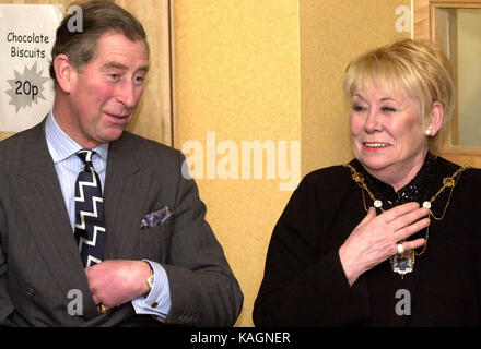 ©Alpha Press DM043254 09 02 01 Prince Charles rencontre l'actrice Liz Dawn à l'hôpital universitaire St James de Leeds lors d'une visite aux enfants au Centre du cancer Robert Ogden Macmillan. Le centre pour les patients atteints de cancer qui n'a ouvert que récemment a été financé conjointement par Macmillan Cancer relief et le Leeds Teaching Hospital NHS Trust. Banque D'Images