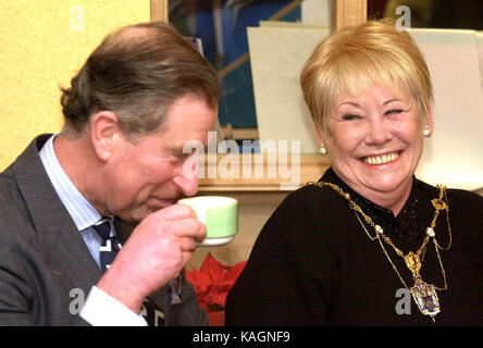 ©Alpha Press DM043254 09 02 01 Prince Charles rencontre l'actrice Liz Dawn à l'hôpital universitaire St James de Leeds lors d'une visite aux enfants au Centre du cancer Robert Ogden Macmillan. Le centre pour les patients atteints de cancer qui n'a ouvert que récemment a été financé conjointement par Macmillan Cancer relief et le Leeds Teaching Hospital NHS Trust. Banque D'Images