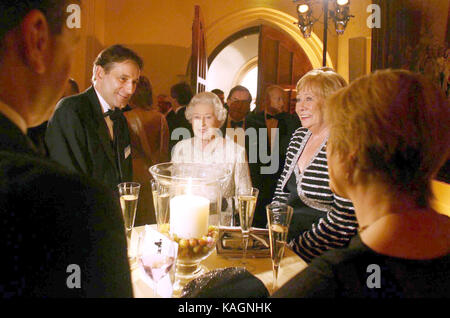 La photo doit être créditée ©Alpha 059349 13/10/05 Britains Queen Elizabeth II discute avec les invités à la célébration du 50ème anniversaire de l'ITV au Guild Hall de Londres, y compris Liz Dawn qui joue Vera Duckworth dans Coronation Street La Reine et le duc d'Édimbourg mêlés avec les acteurs et les présentateurs à la réception cravate noire. Banque D'Images