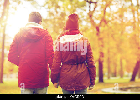 Happy young couple walking in autumn park Banque D'Images