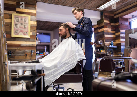 L'homme et de coiffure styling cheveux à la coiffure Banque D'Images