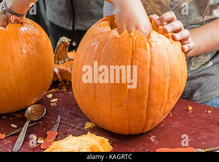 Sculpture enfants lanternes d'halloween à la ferme une citrouille Banque D'Images