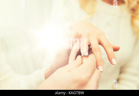 Close up of man giving bague à diamants pour femme Banque D'Images