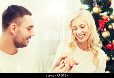 Man giving woman bague de fiançailles pour Noël Banque D'Images