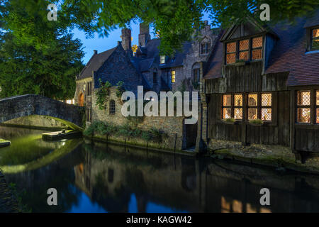 Voir à la tombée de l'un des nombreux canaux de la ville de Bruges en Belgique. Le centre-ville historique est un site classé au patrimoine mondial Banque D'Images
