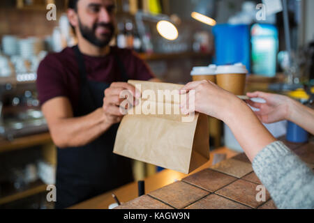 Homme ou bartender serving customer at coffee shop Banque D'Images