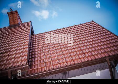 Maison neuve tuiles. des constructions de toit. Banque D'Images