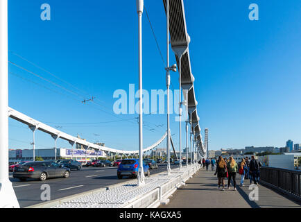 Moscou, Russie - 24 septembre. 2017. circulation des personnes et des voitures sur le pont de Crimée Banque D'Images