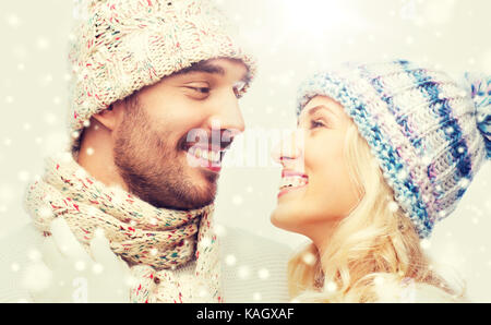 Smiling couple in winter clothes hugging Banque D'Images