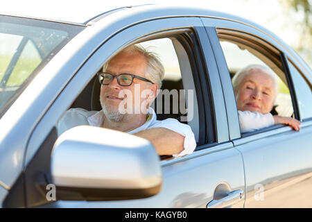 Happy senior couple roulant en voiture Banque D'Images
