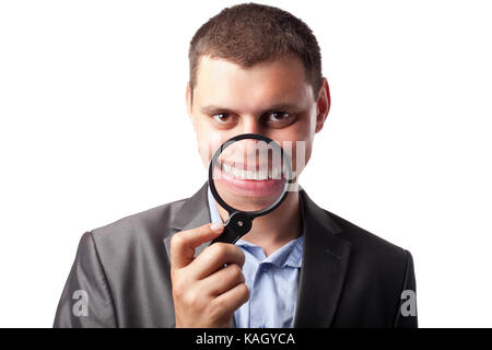 Man in suit smiling par loupe isolé sur fond blanc Banque D'Images