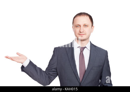 Jeune homme en costume de présenter quelque chose d'isolé sur fond blanc Banque D'Images