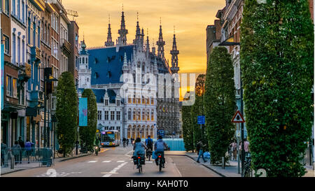 Leuven, Belgium view des dômes de historisch stadhuis van leuven city hall, par bondgenotenlaan, coucher du soleil doré. Banque D'Images