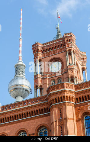 Berlin L'hôtel de ville rouge et tour de télévision avec ciel bleu Banque D'Images