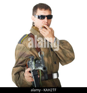 Soldat portant des lunettes avec machine gun fumer un cigare isolé sur fond blanc Banque D'Images