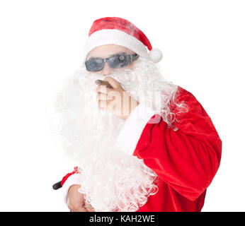 Santa Claus wearing sunglasses et fumer un cigare isolé sur fond blanc Banque D'Images