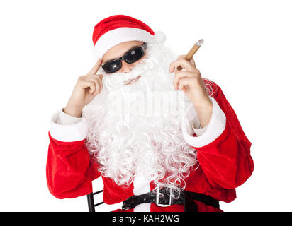 Santa Claus wearing sunglasses et fumer un cigare isolé sur fond blanc Banque D'Images