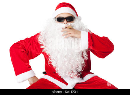 Santa Claus wearing sunglasses et fumer un cigare isolé sur fond blanc Banque D'Images