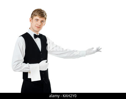 Portrait of young handsome waiter gesturing bienvenue isolé sur fond blanc avec copie espace Banque D'Images