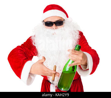 Le port de lunettes de père noël est titulaire d'une bouteille de champagne et fumer un cigare isolé sur fond blanc Banque D'Images