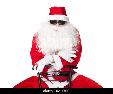 Santa Claus wearing sunglasses et fumer un cigare isolé sur fond blanc Banque D'Images