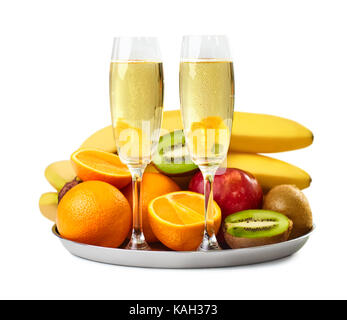 Deux verres de champagne et de fruits mûrs d'isolé sur fond blanc Banque D'Images