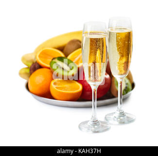 Deux verres de champagne et de fruits mûrs d'isolé sur fond blanc Banque D'Images