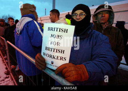 Un homme est titulaire d'un 'emplois britanniques pour des travailleurs britanniques" lors des grèves sauvages à la raffinerie de pétrole de Lindsey en protestation de l'emploi accordée aux travailleurs étrangers Banque D'Images