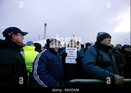 Un homme est titulaire d'un 'emplois britanniques pour des travailleurs britanniques" lors des grèves sauvages à la raffinerie de pétrole de Lindsey en protestation de l'emploi accordée aux travailleurs étrangers Banque D'Images