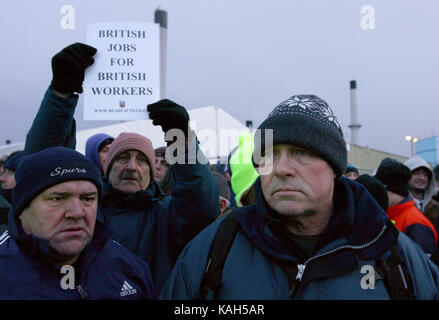 Un homme est titulaire d'un 'emplois britanniques pour des travailleurs britanniques" lors des grèves sauvages à la raffinerie de pétrole de Lindsey en protestation de l'emploi accordée aux travailleurs étrangers Banque D'Images