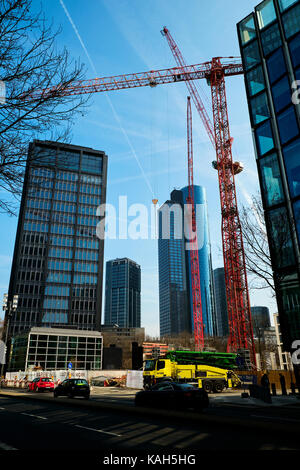 Frankfurt am Main, Allemagne - le 16 mars 2017 : les grues à tour rouge sur la construction de site entouré de grands immeubles avec des gratte-ciel sur la tour principale de la bac Banque D'Images